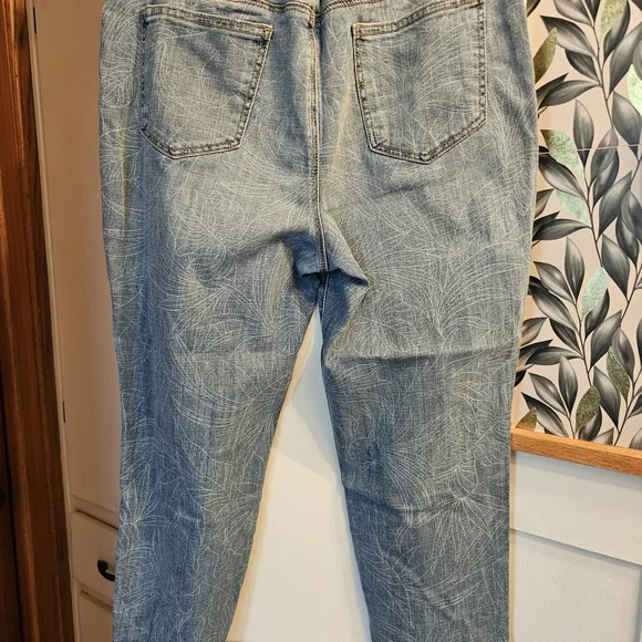 Chico's Light Blue So Slimming Girlfriend Slim Leg Jeans - Picture 2 of 5